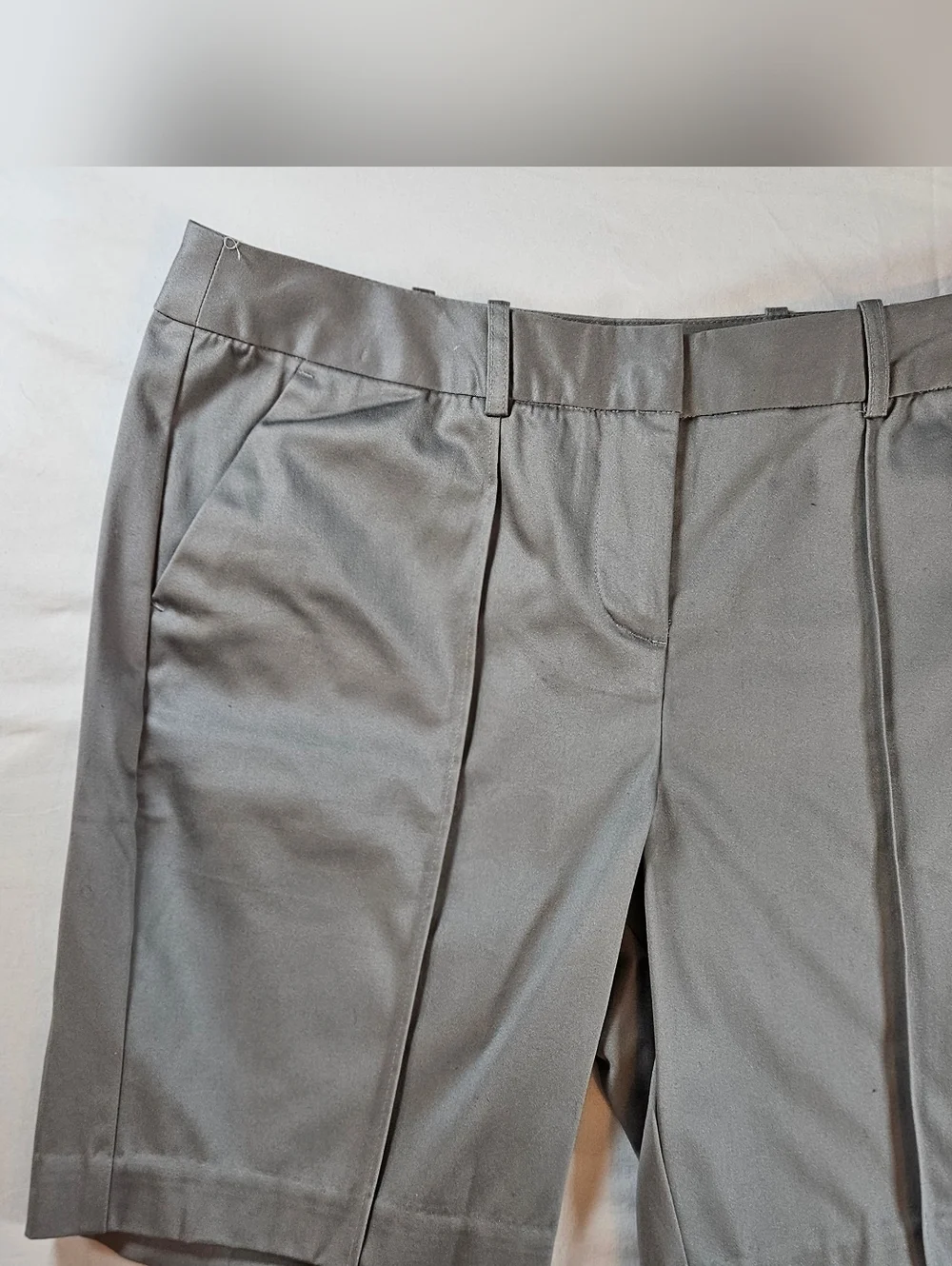 NWT Worthington Womens Petite Gray Modern Fit Bermuda Front Pleat Shorts Size 4P